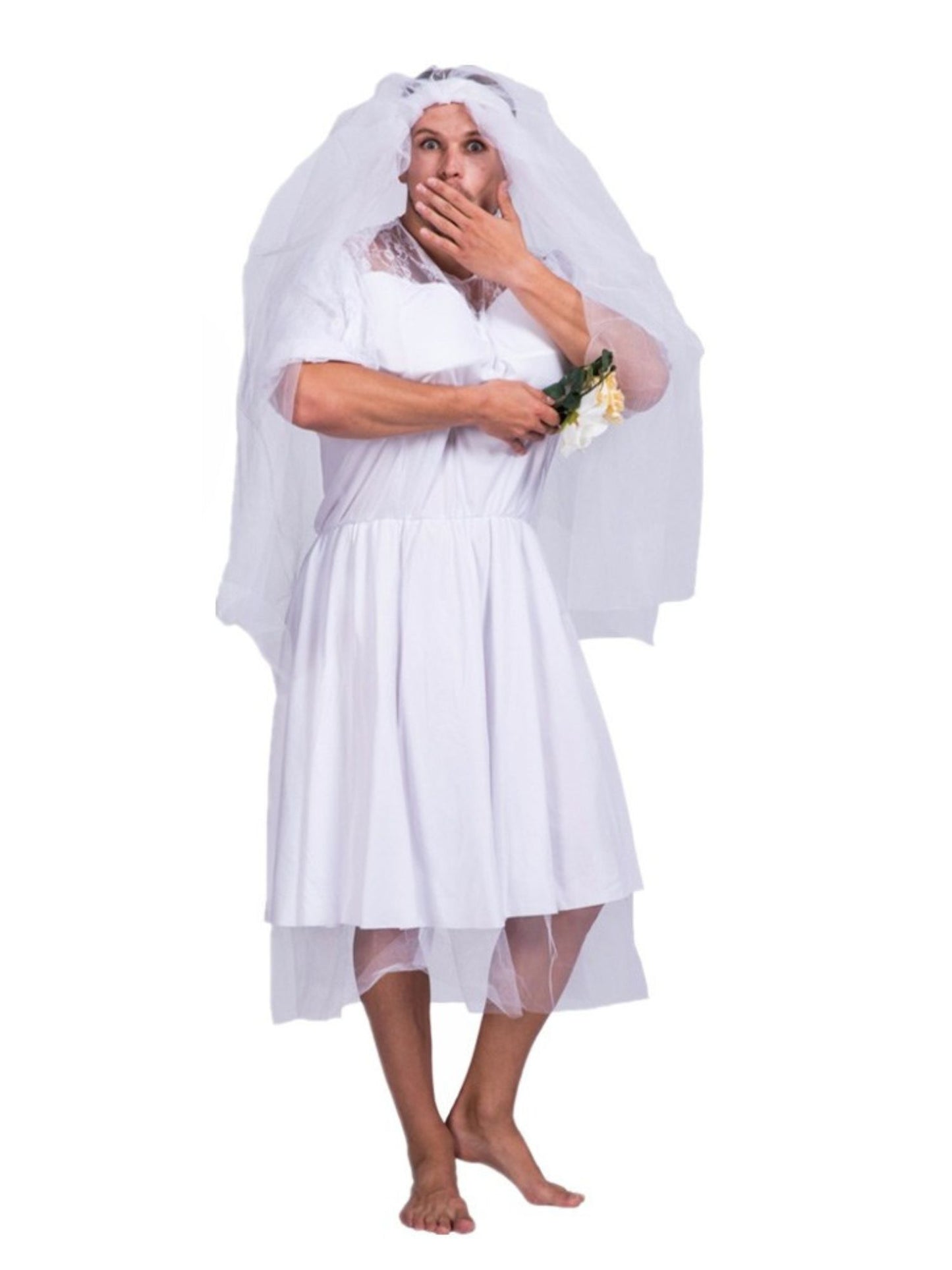 Mann trägt ein Brautkleid mit Schleier und posiert mit überraschtem Gesichtsausdruck