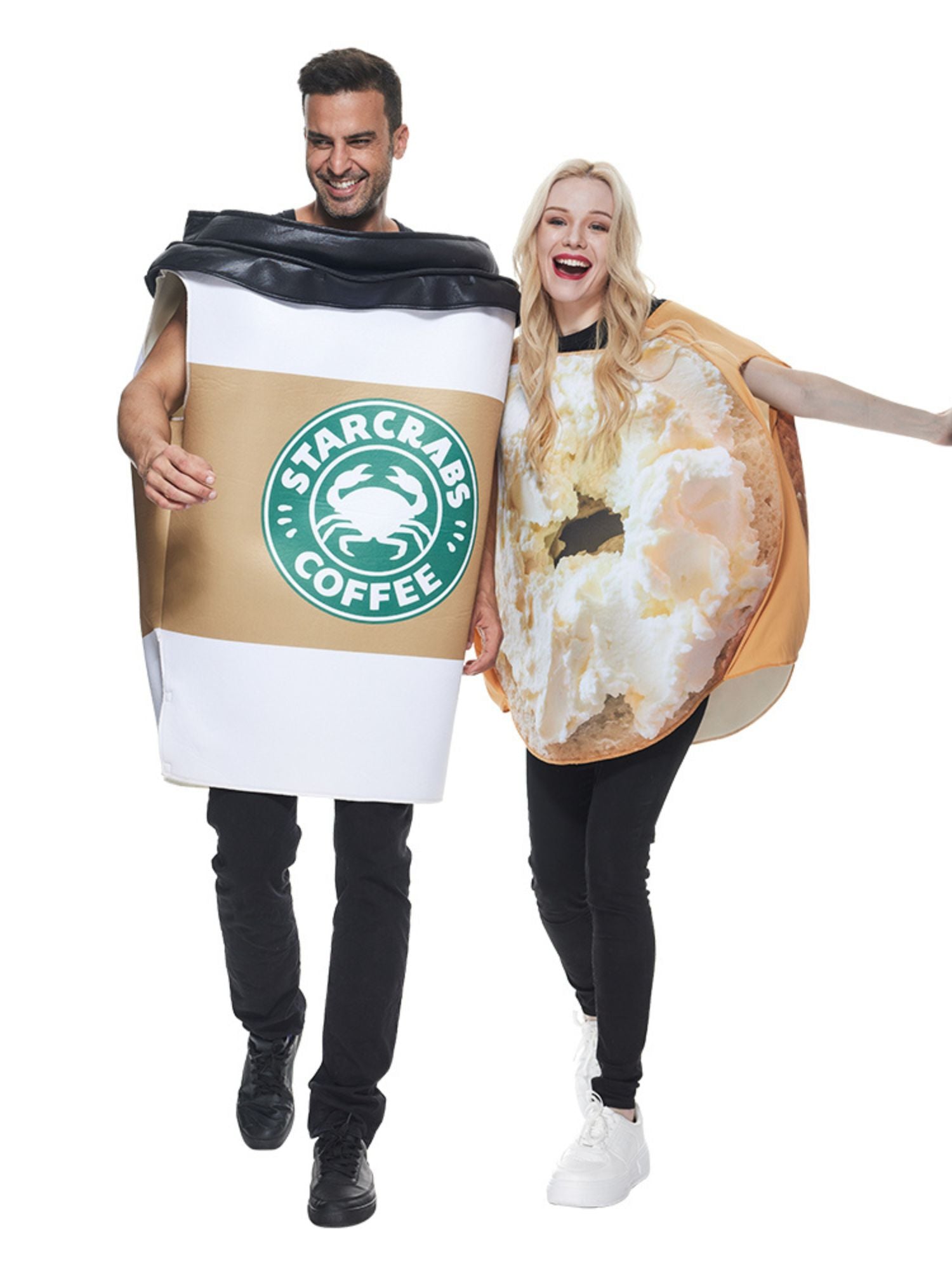 Verkleidetes Paar trägt witzige Kostüme – Coffee-to-go und Bagel