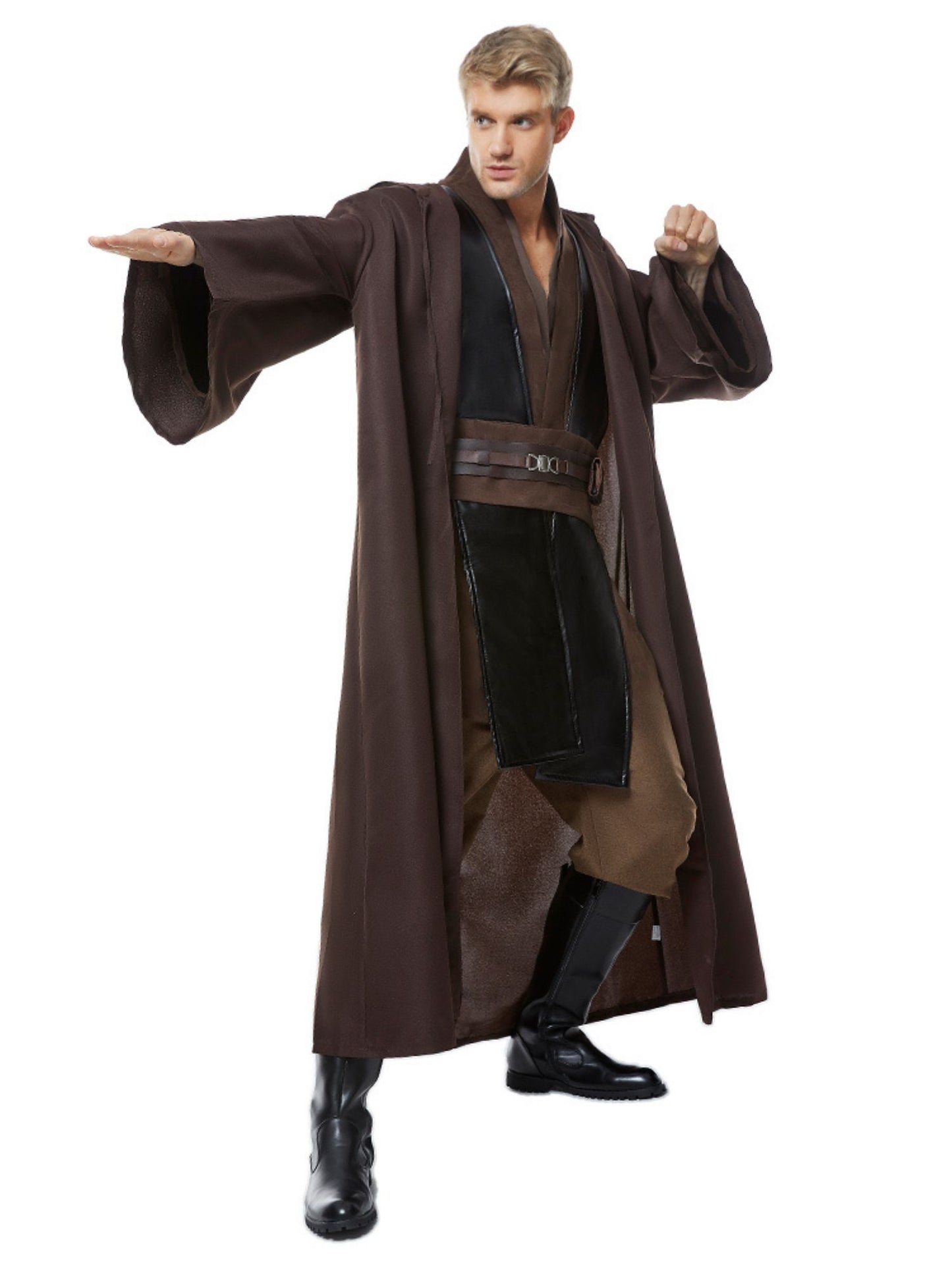 Mann in ausdrucksstarker Jedi-Pose mit ausgestreckten Armen