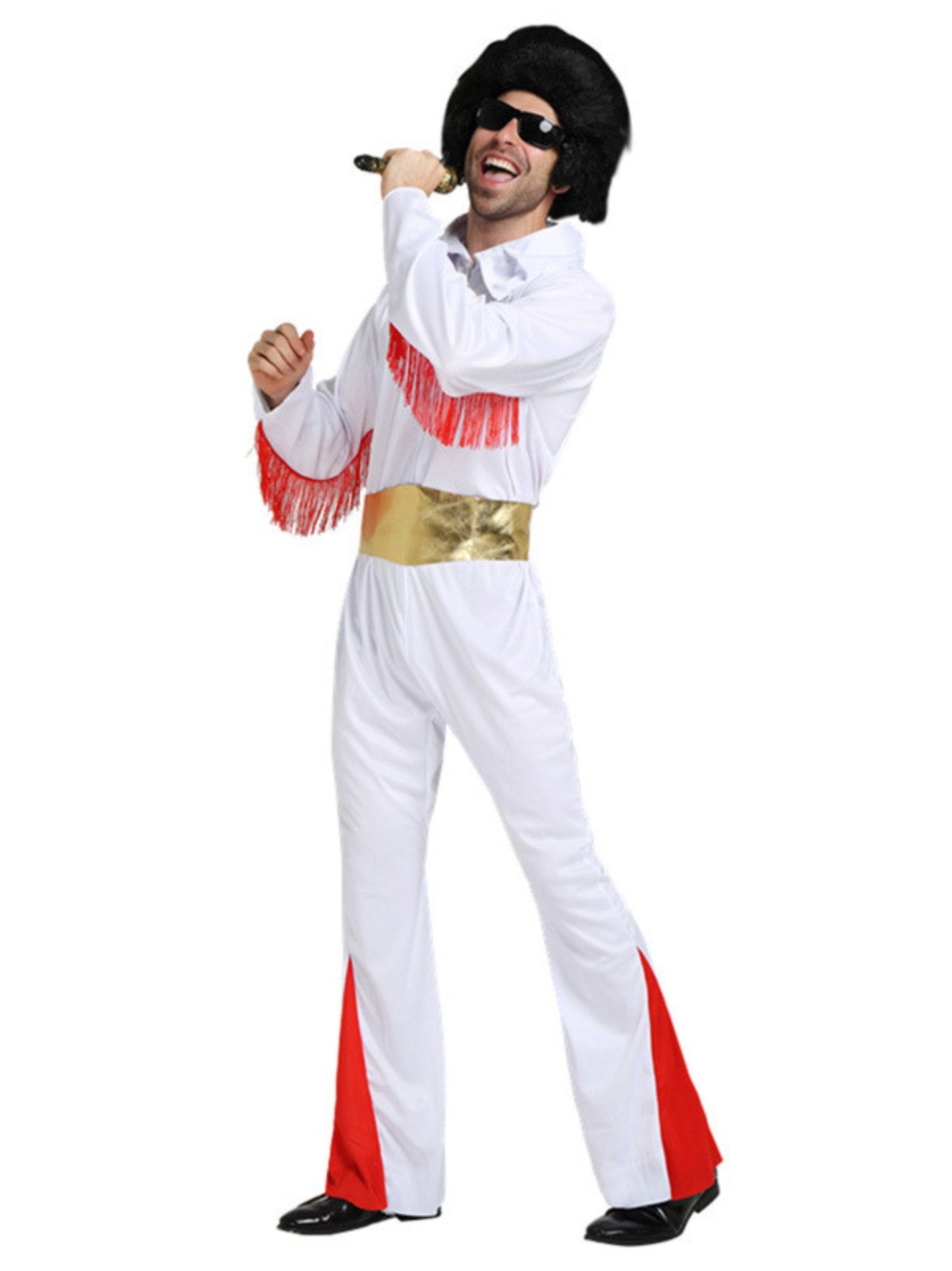Elvis-Darsteller mit Mikrofon, frontal stehend