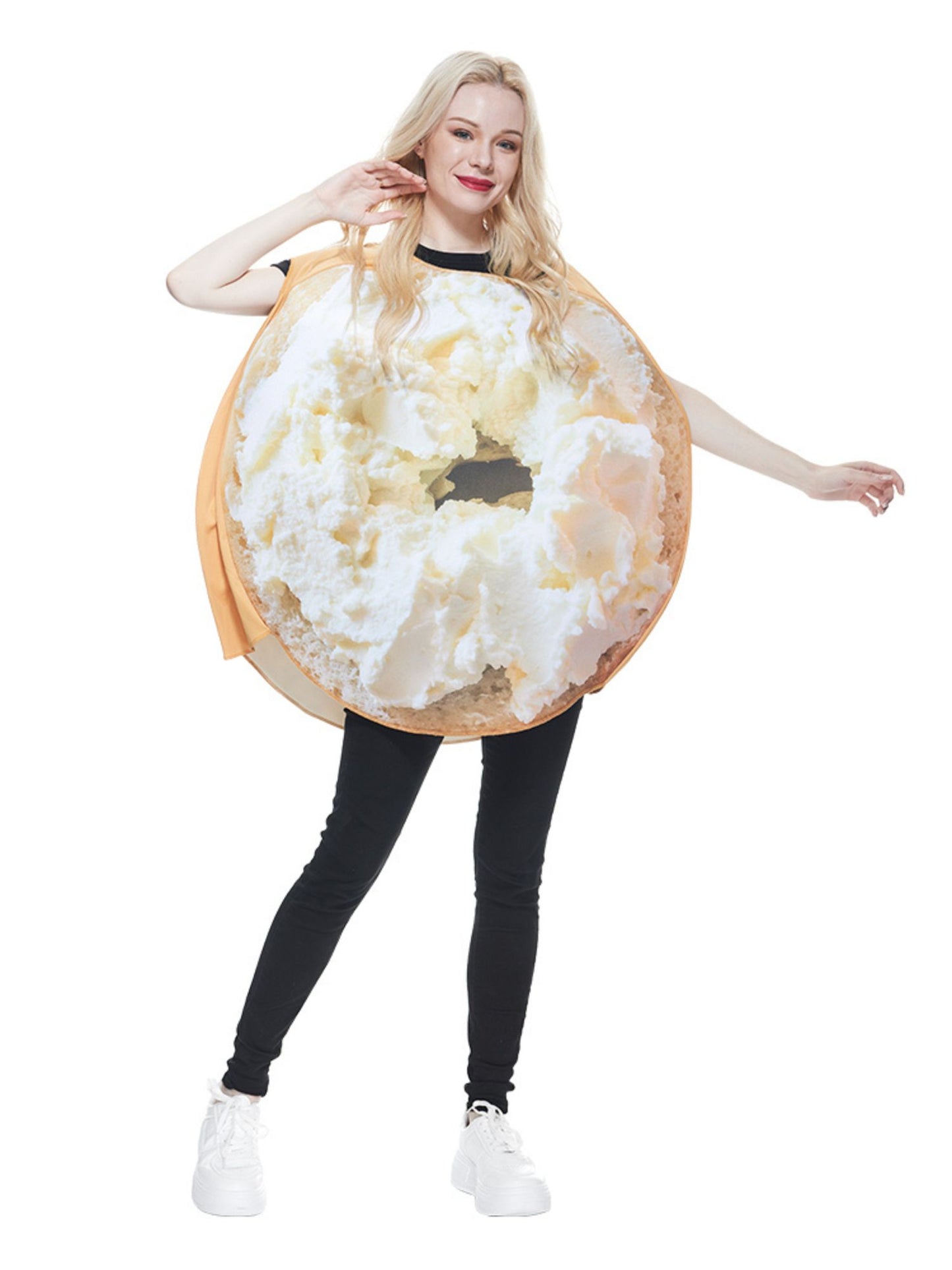 Frau trägt rundes Bagel-Kostüm mit Frischkäse-Print