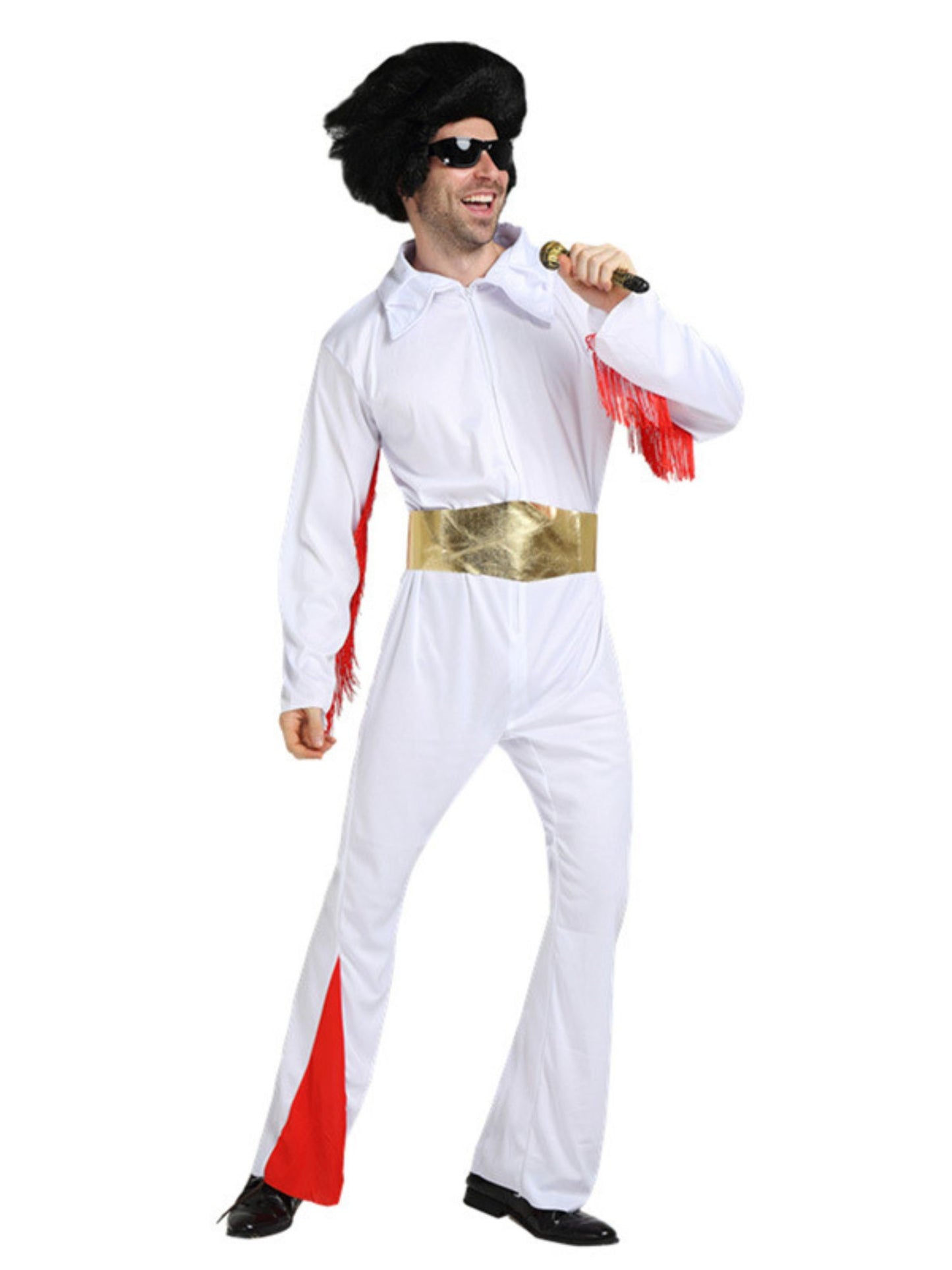 Seitenansicht eines Mannes im Elvis-Kostüm
