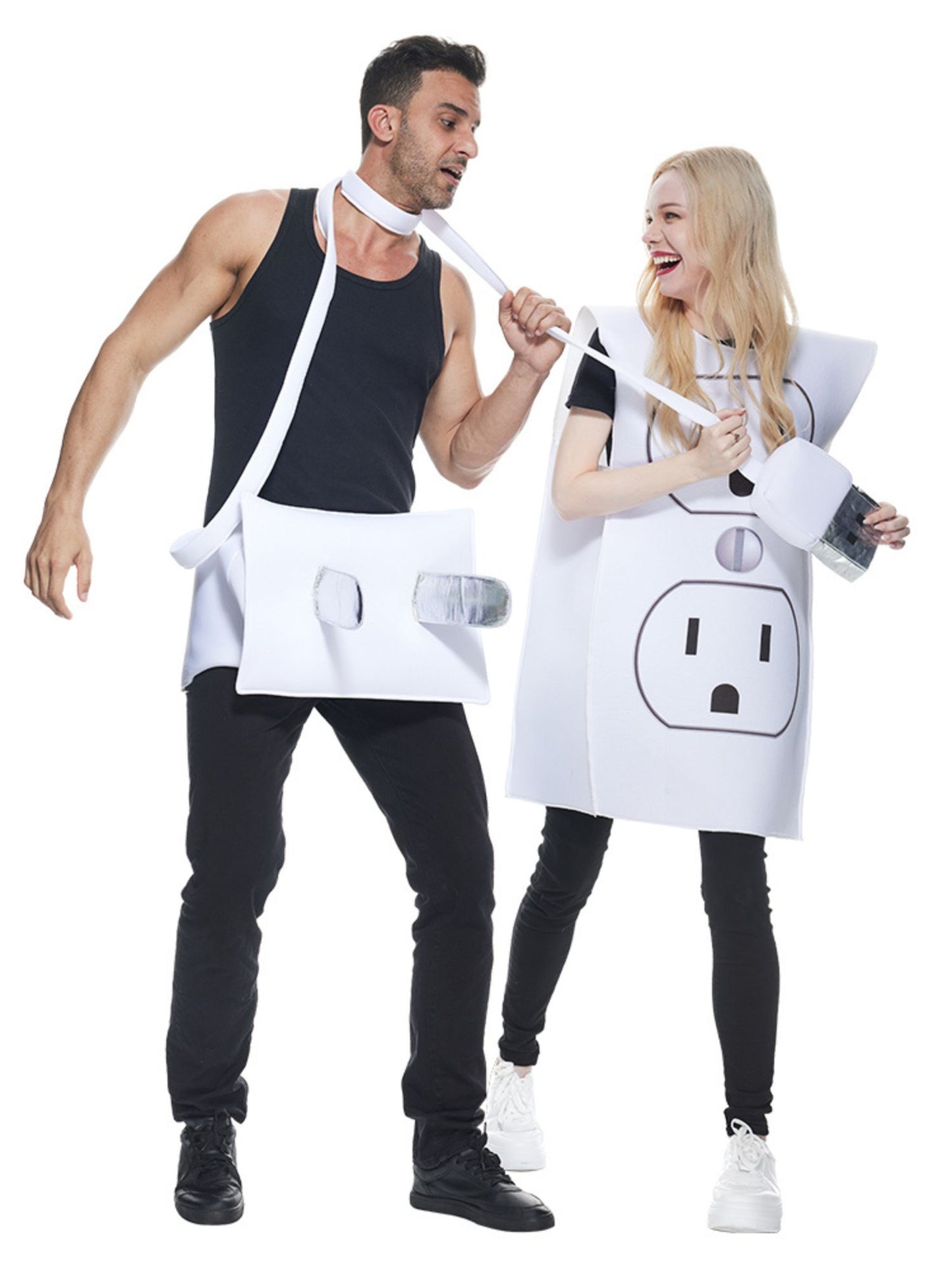 Stecker-und-Steckdosen-Kostüm frontal, beide lachen