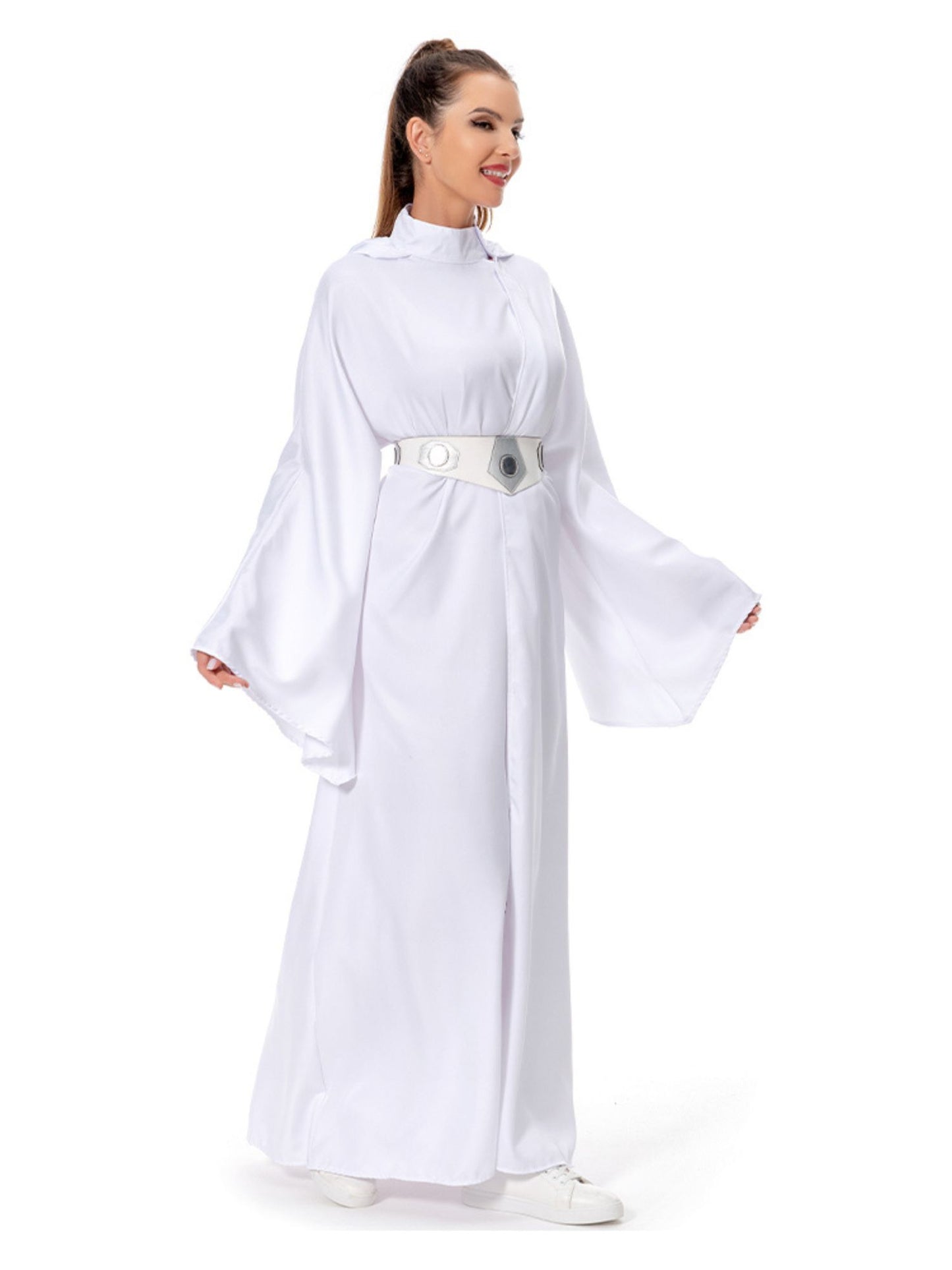 Person in weißem Kleid leicht zur Seite gedreht