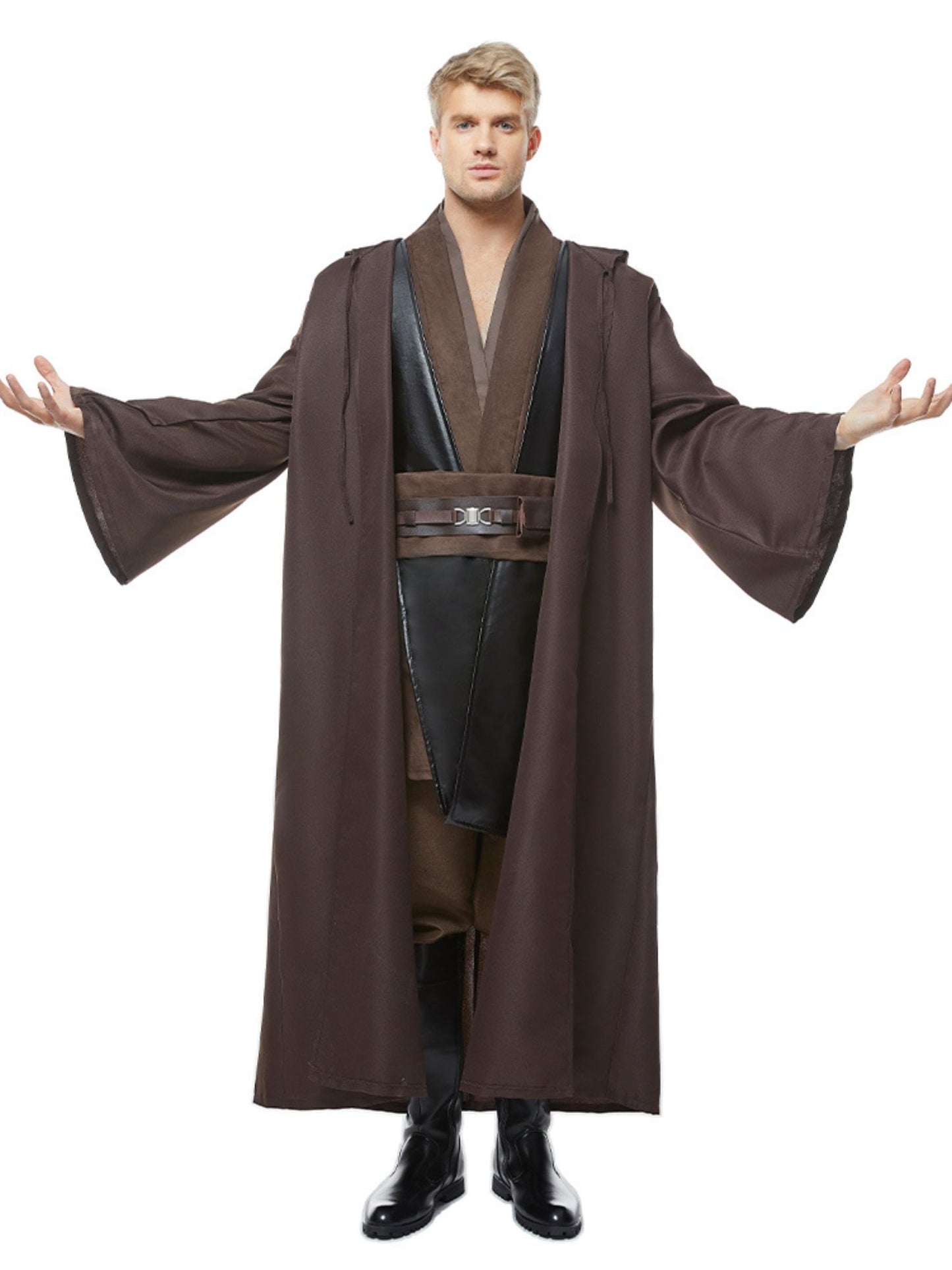 Mann in Jedi-Kleidung mit ausgestreckten Armen und leichtem Lächeln