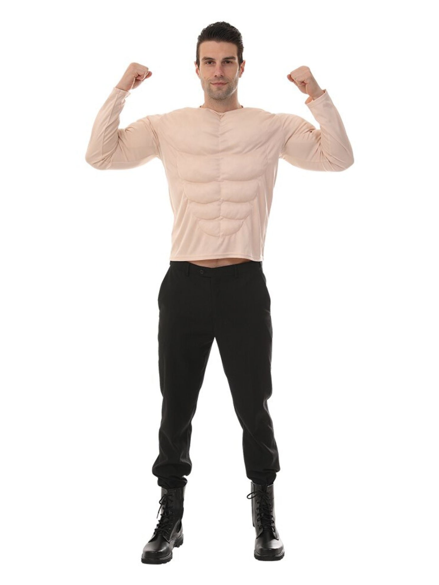 Lächelnder Mann präsentiert Muskelshirt mit stolz