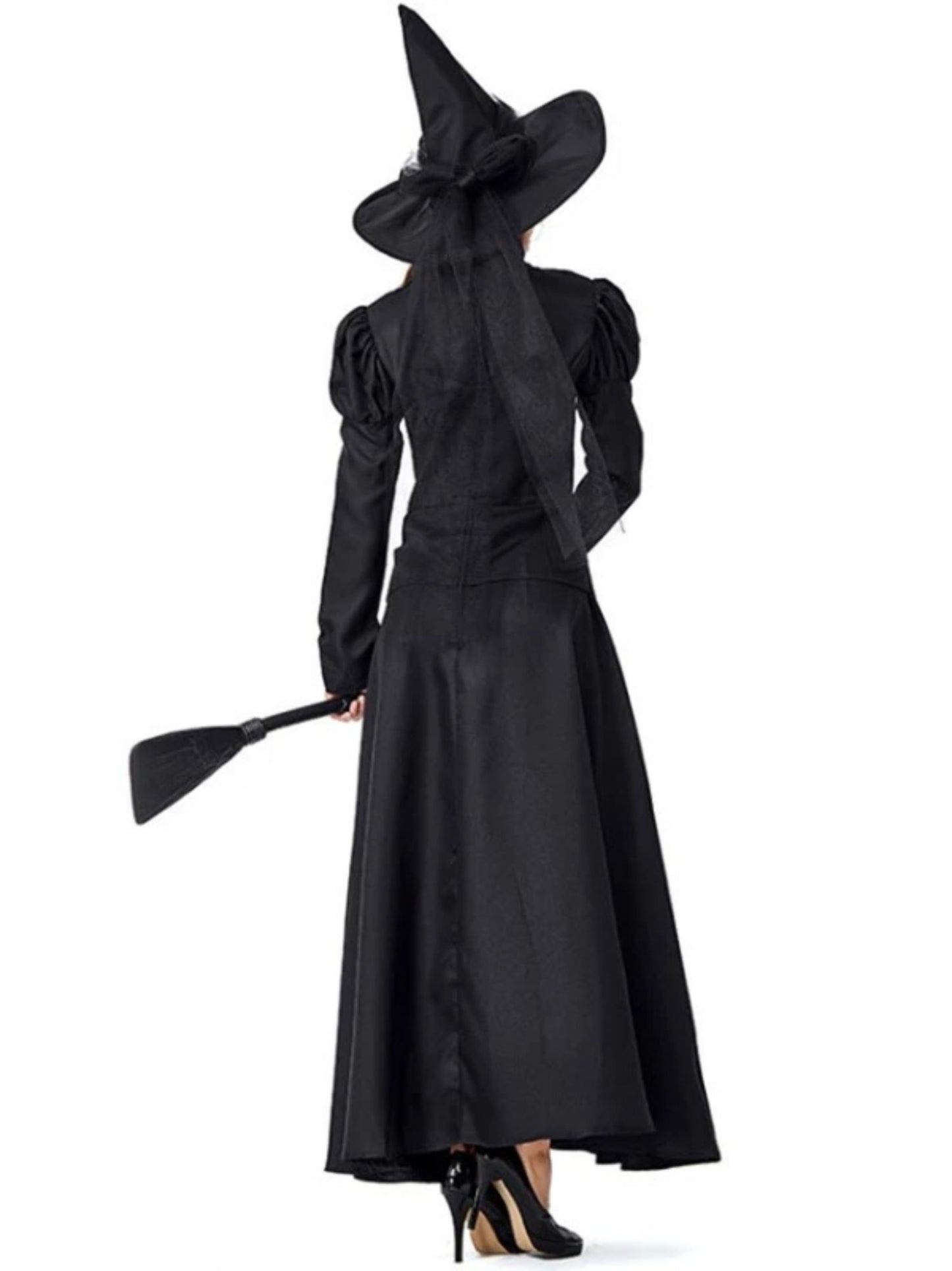 Schwarzes Kleid mit ausgestelltem Rock und hohem Hut