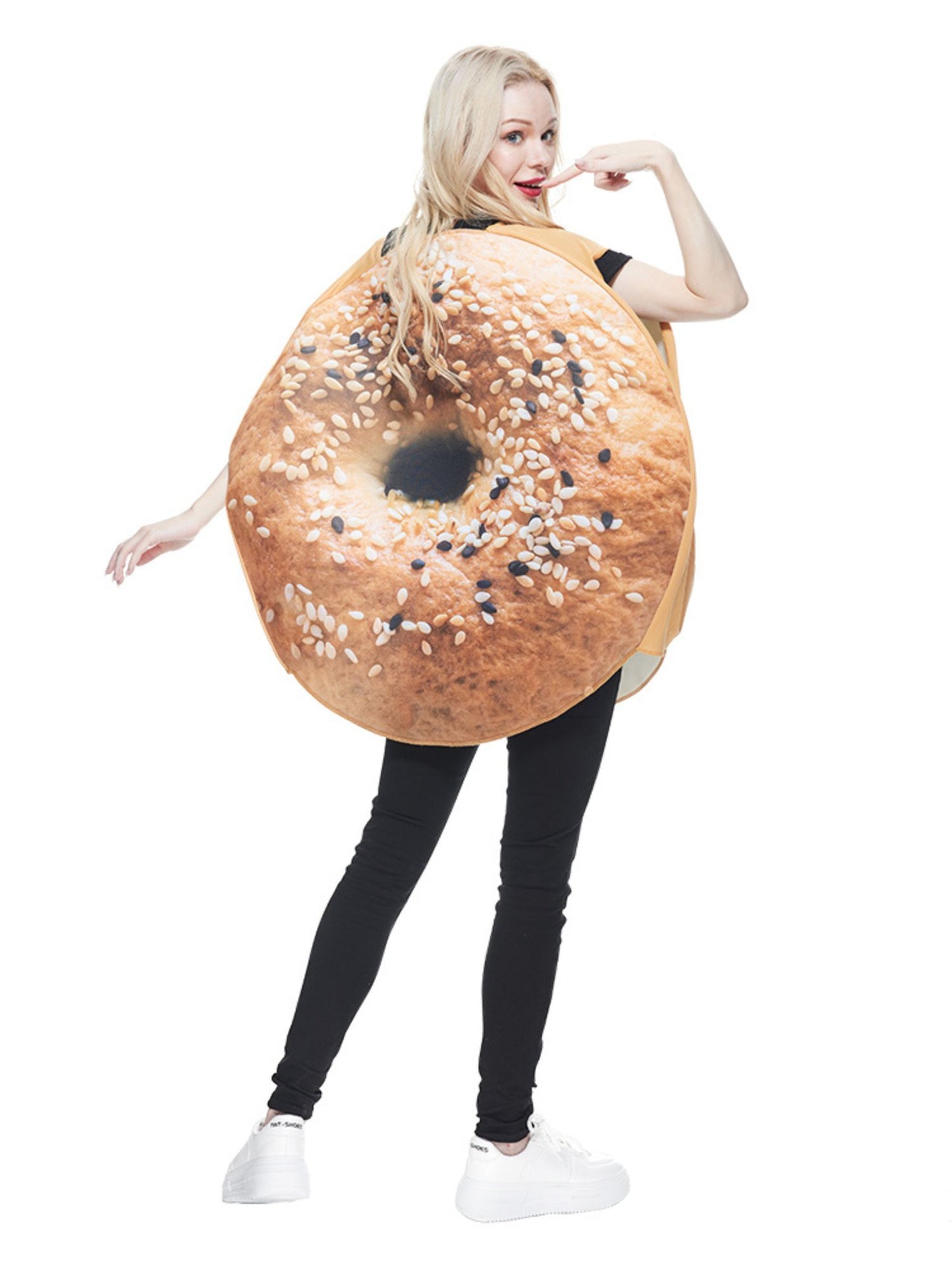 Frau in Bagel-Verkleidung zeigt Profilansicht