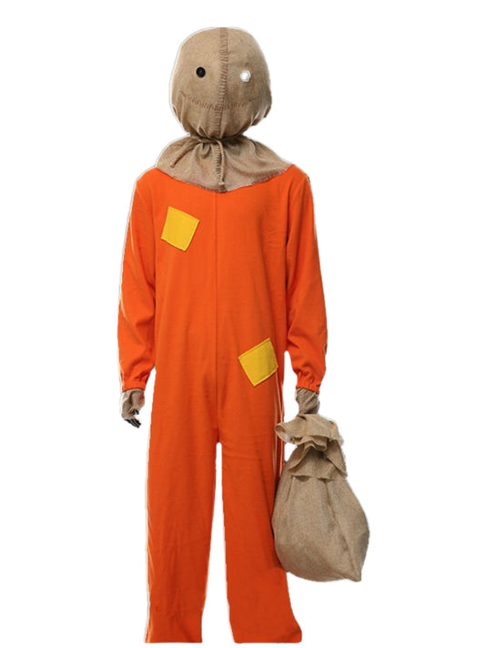 Person im orangefarbenen Kostüm mit Sackmaske und Stoffbeutel in der Hand
