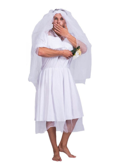 Mann trägt ein Brautkleid mit Schleier und posiert mit überraschtem Gesichtsausdruck