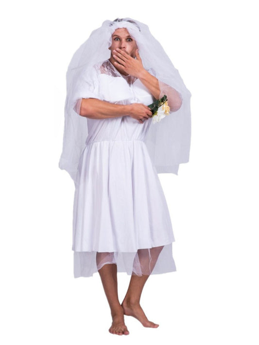 Mann trägt ein Brautkleid mit Schleier und posiert mit überraschtem Gesichtsausdruck