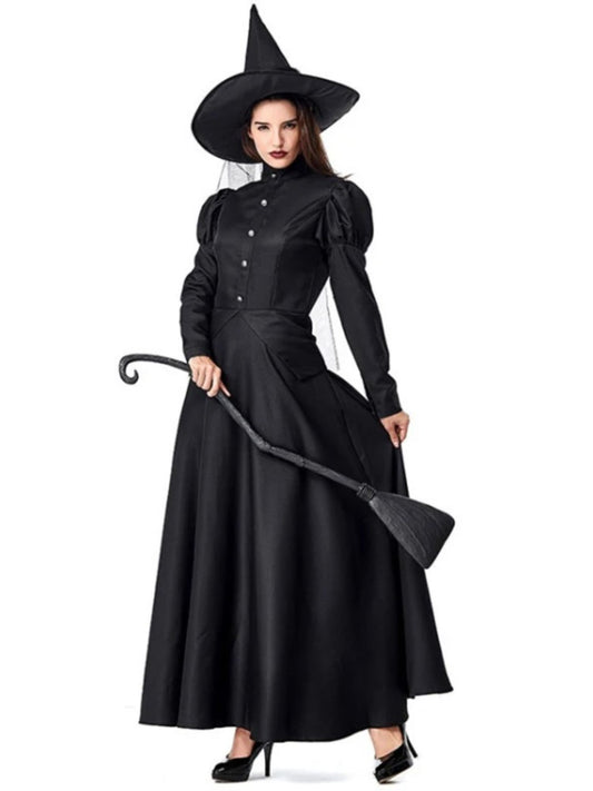 Ganzkörperansicht der Hexe mit klassischem Kleid und Hut