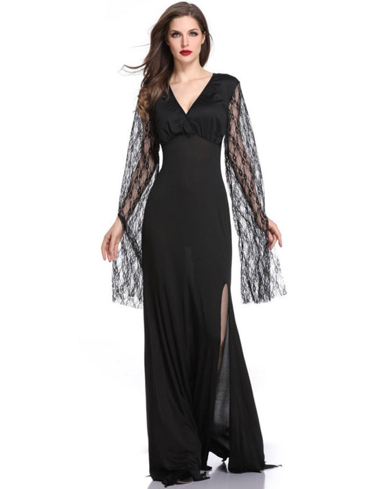 Frau in schwarzem Kleid mit transparenten Spitzenärmeln und hohem Schlitz
