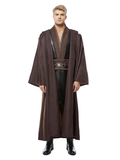 Mann in braunem Jedi-Kostüm steht frontal mit neutralem Gesichtsausdruck