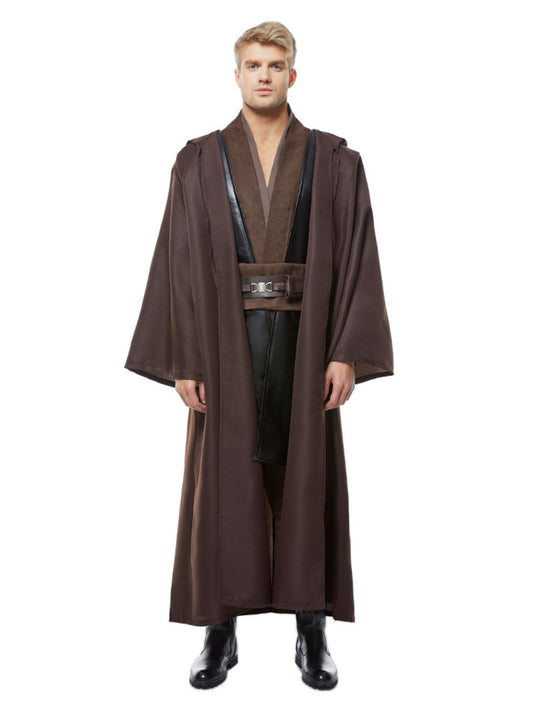 Mann in braunem Jedi-Kostüm steht frontal mit neutralem Gesichtsausdruck