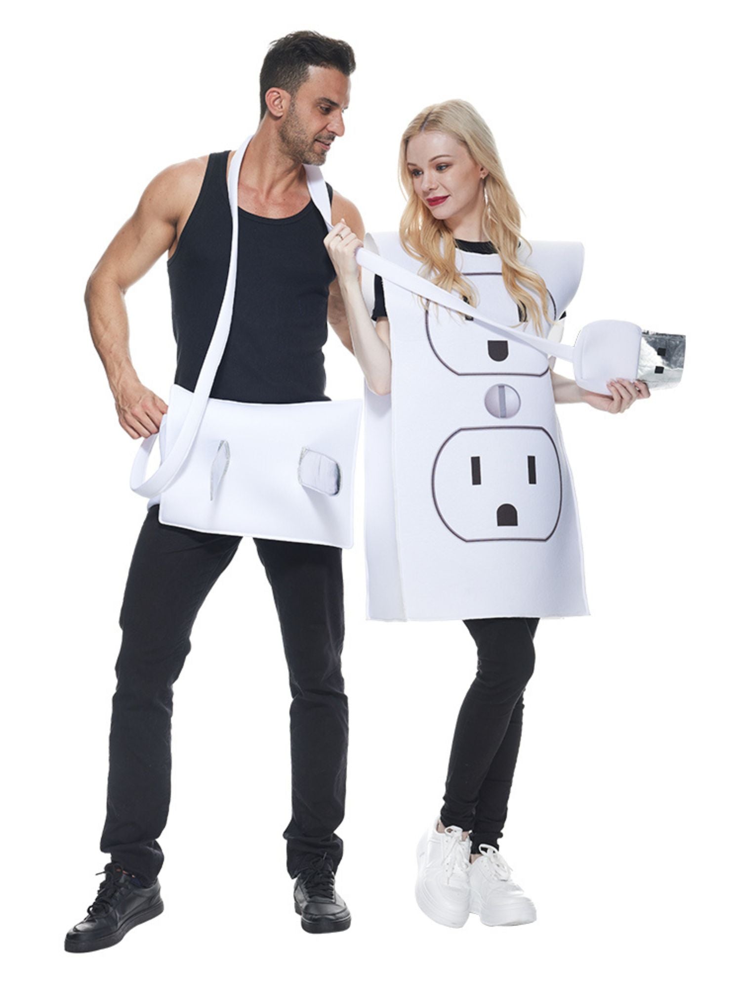 Paar trägt Stecker-und-Steckdosen-Kostüm mit humorvollem Design