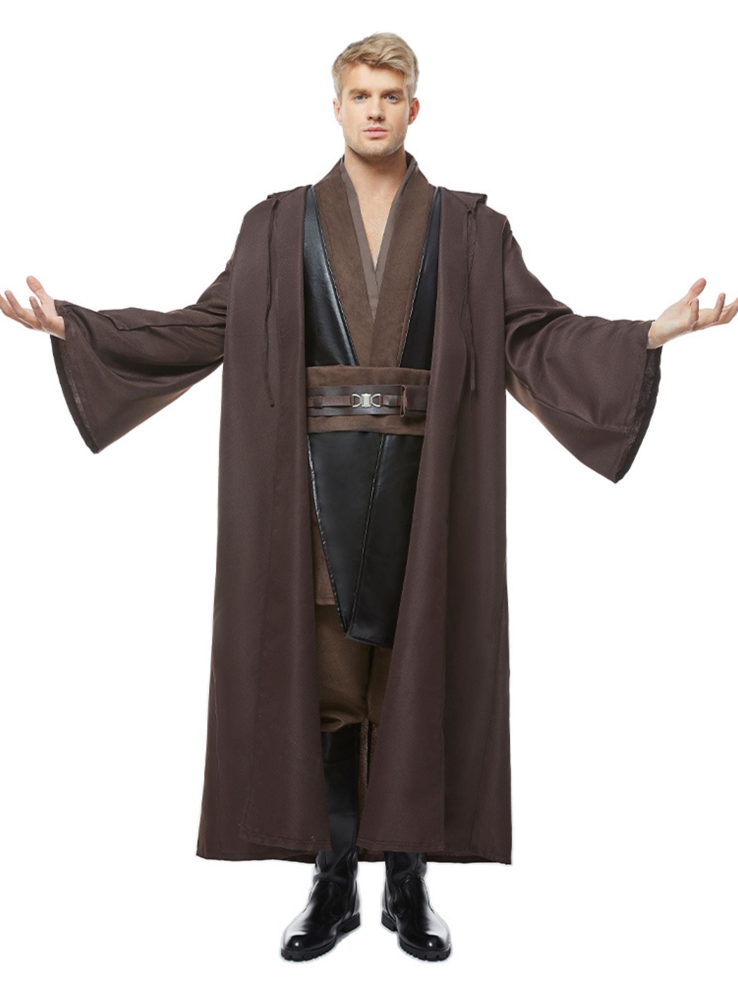 Mann in Jedi-Kleidung mit ausgestreckten Armen und leichtem Lächeln