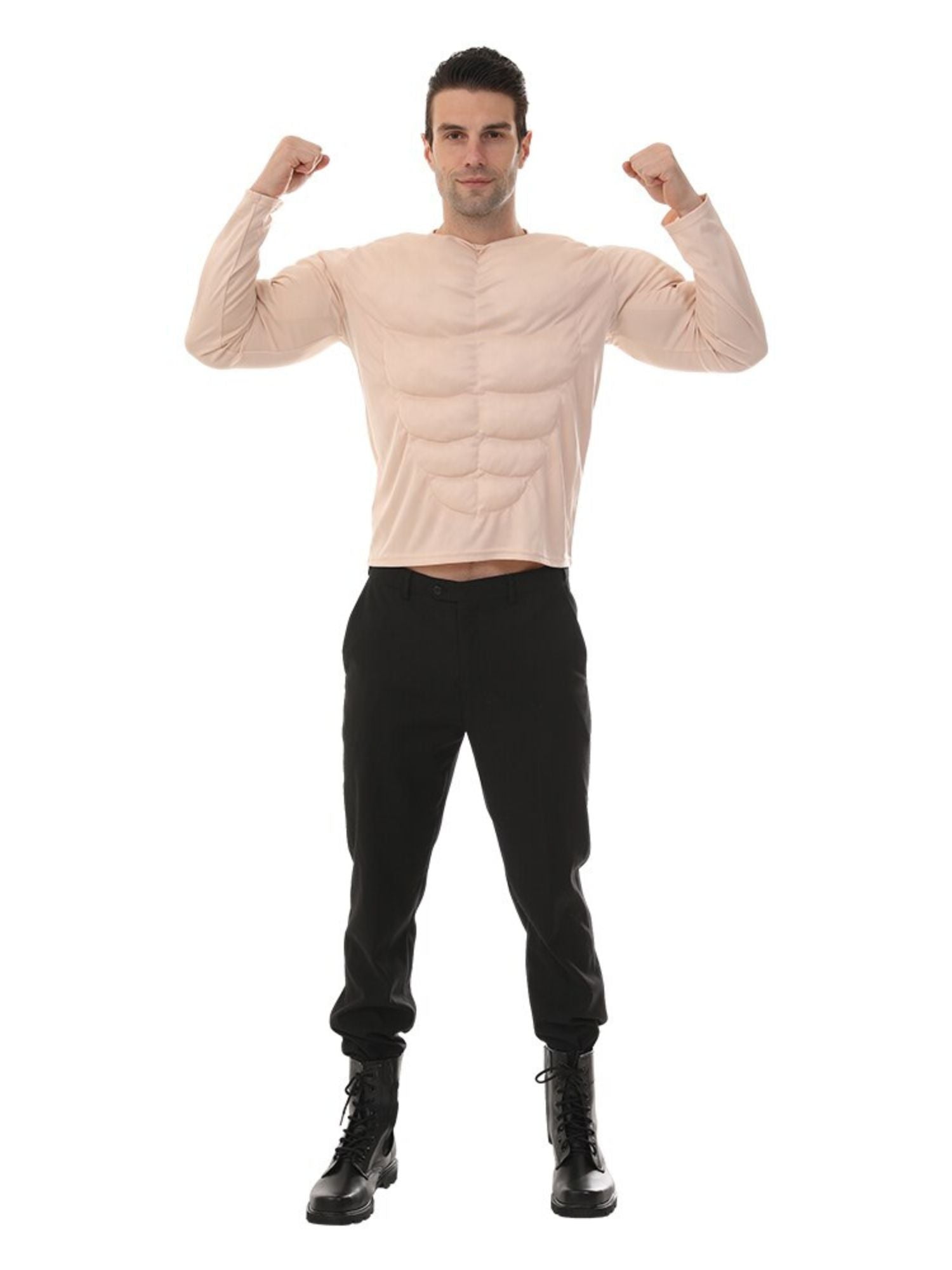Lächelnder Mann präsentiert Muskelshirt mit stolz