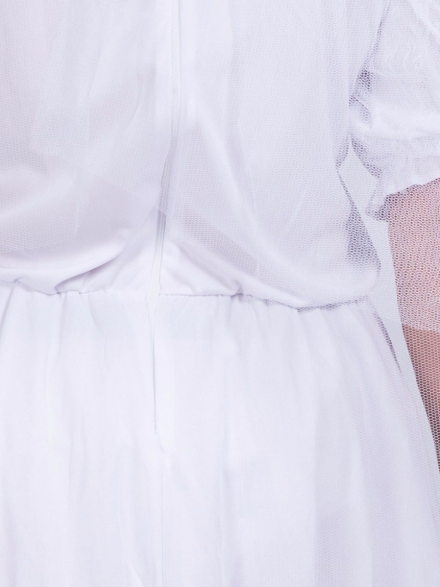 Nahaufnahme der Rückenpartie des Brautkleids mit Schleifendetail
