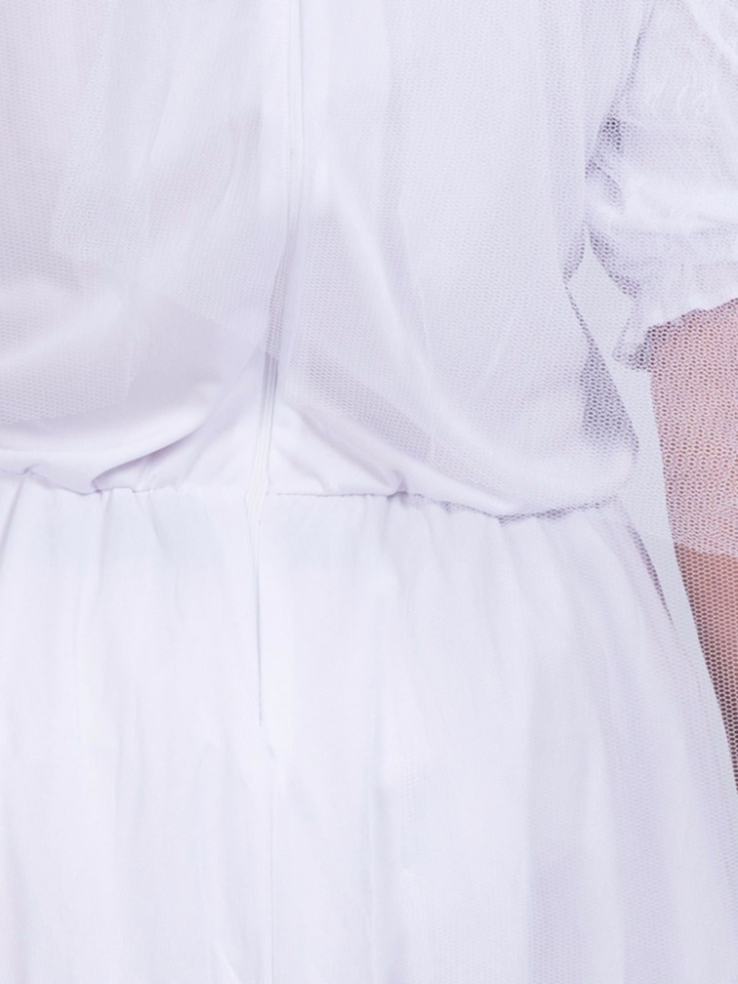 Nahaufnahme der Rückenpartie des Brautkleids mit Schleifendetail